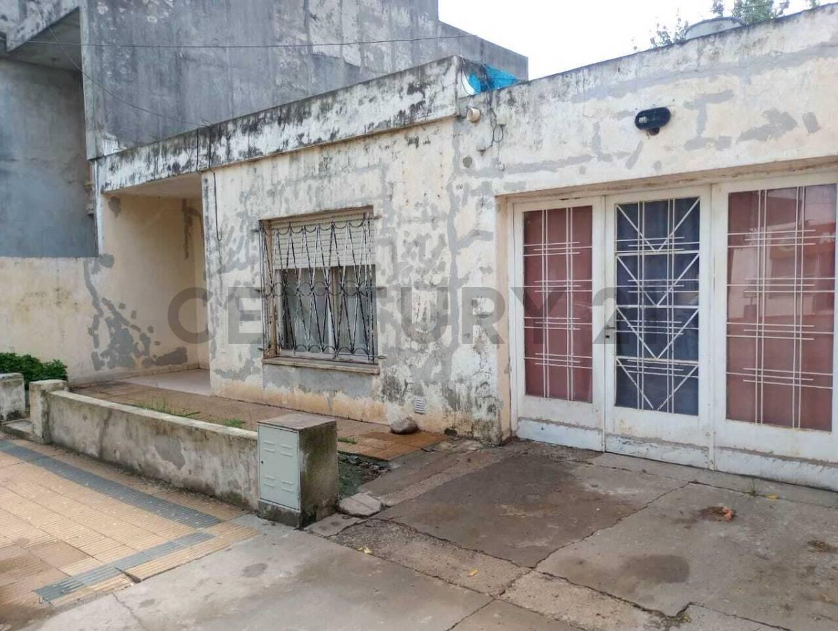 Foto de CASA DE TRES DORMITORIOS A RECICLAR CON COCHERA - VENADO TUERTO, imagen 3