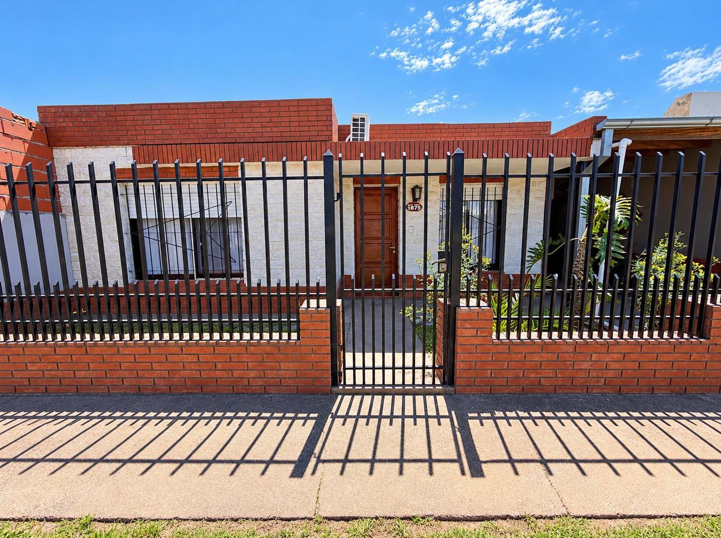 Foto de Casa de estilo tradicional 2 dormitorios con patio en Venado Tuerto, imagen 1