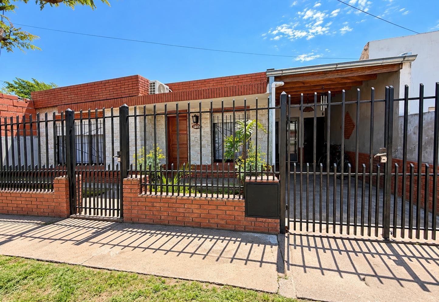 Foto de Casa de estilo tradicional 2 dormitorios con patio en Venado Tuerto, imagen 2