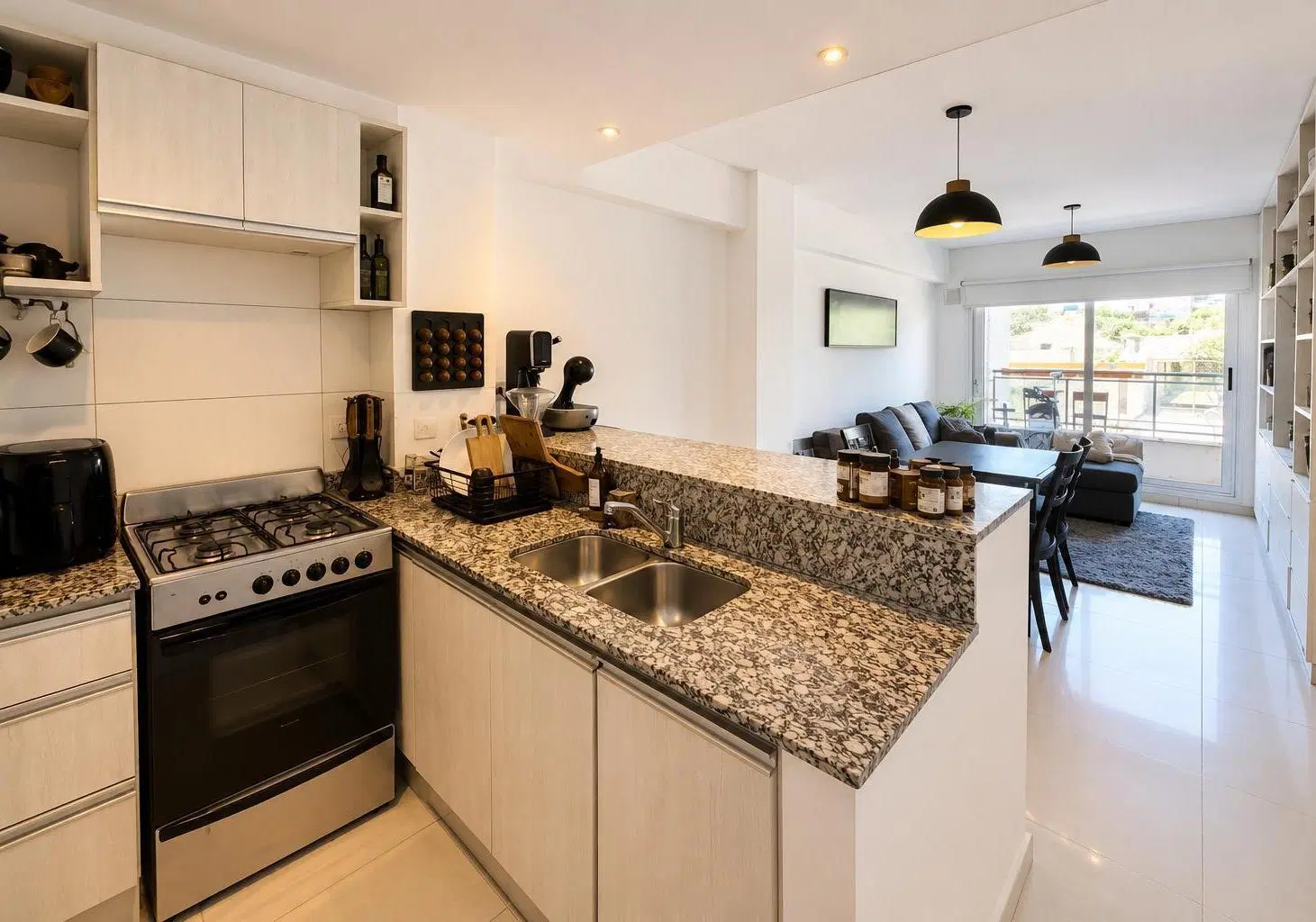 DEPARTAMENTO 1 DORMITORIO CON COCHERA EN VENTA EN ABASTO 1