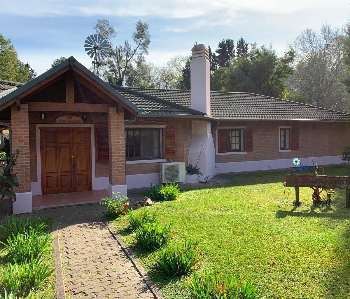 VENTA CASA CARDALES 4 ambientes PILETA Y JARDIN