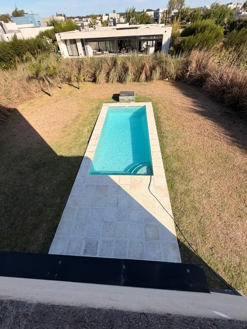 CASA A LA VENTA EN BARRIO SANTA INES. CERCA DEL INGRESO 2