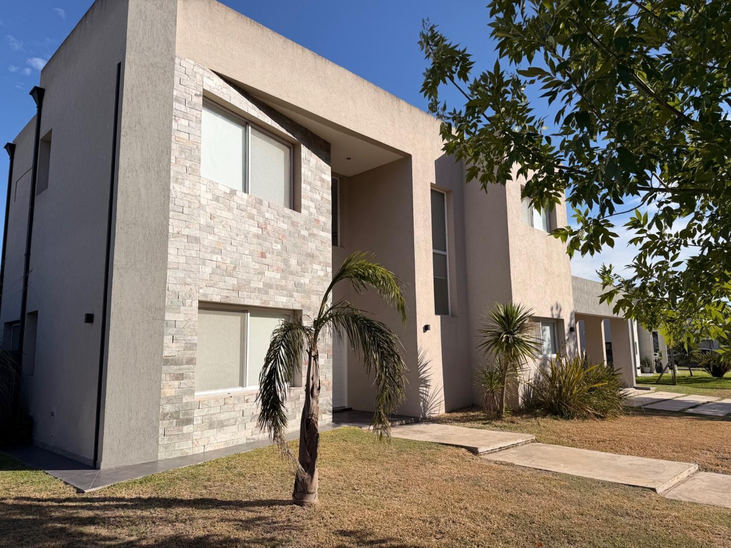 CASA A LA VENTA EN BARRIO SANTA INES. CERCA DEL INGRESO