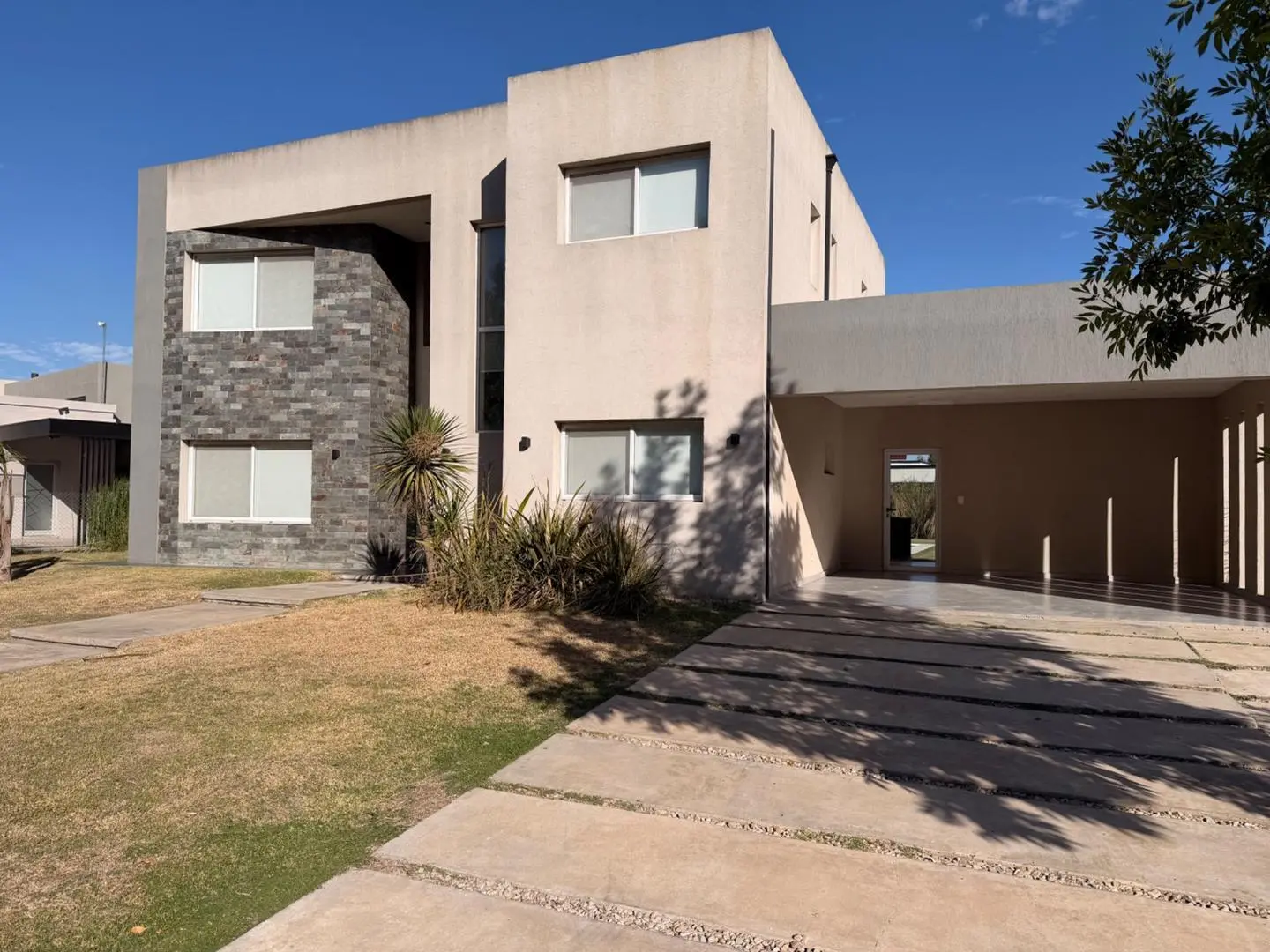 CASA A LA VENTA EN BARRIO SANTA INES. CERCA DEL INGRESO 3