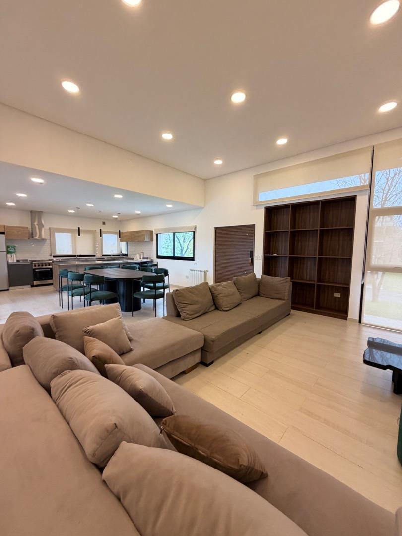 Foto de HERMOSA PROPIEDAD 4 AMB A LA VENTA, EN SANTA RITA, imagen 2