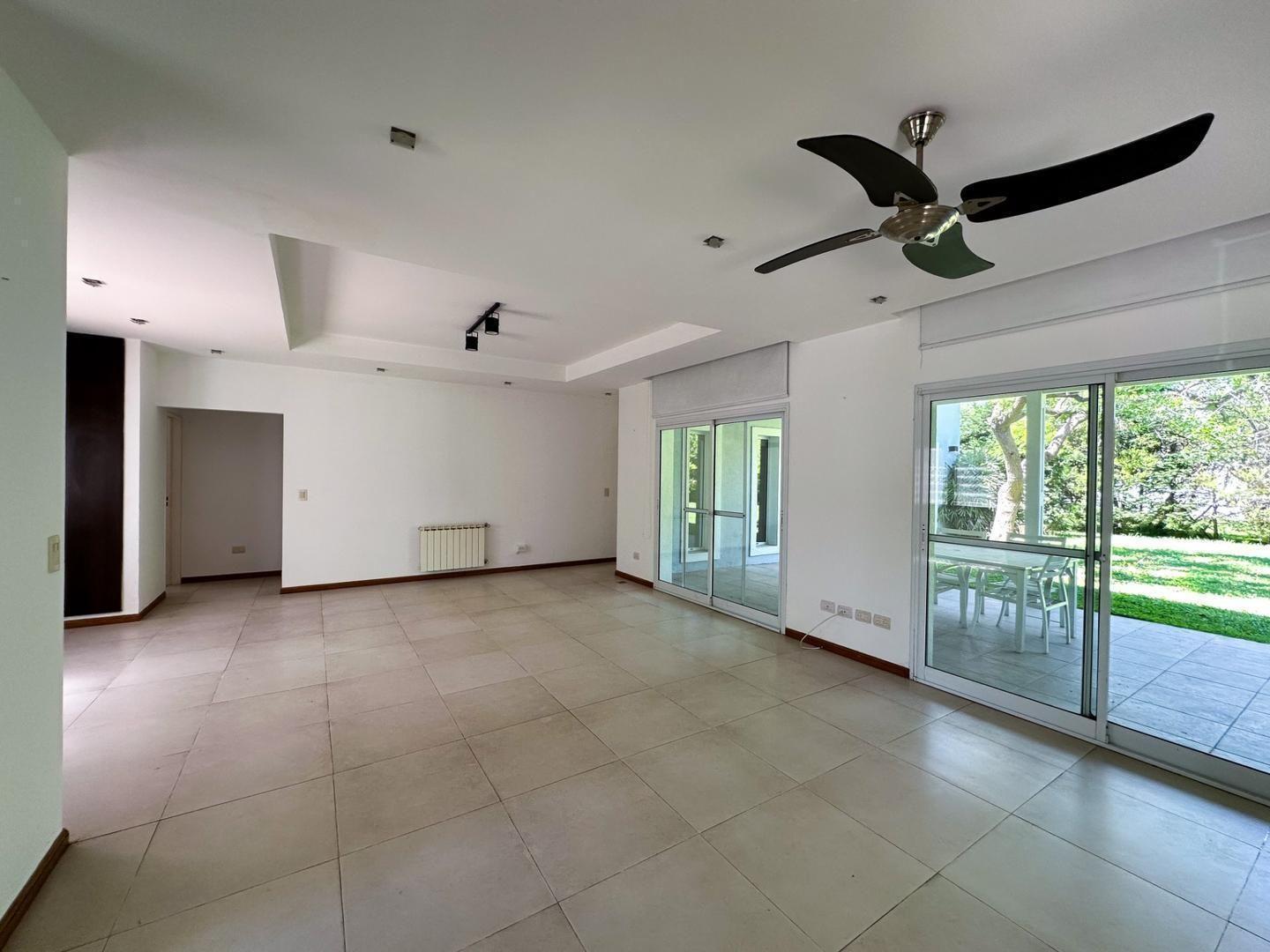 Foto de VENTA CASA DE 4 AMBIENTES BARRIO EL ROCIO, imagen 1