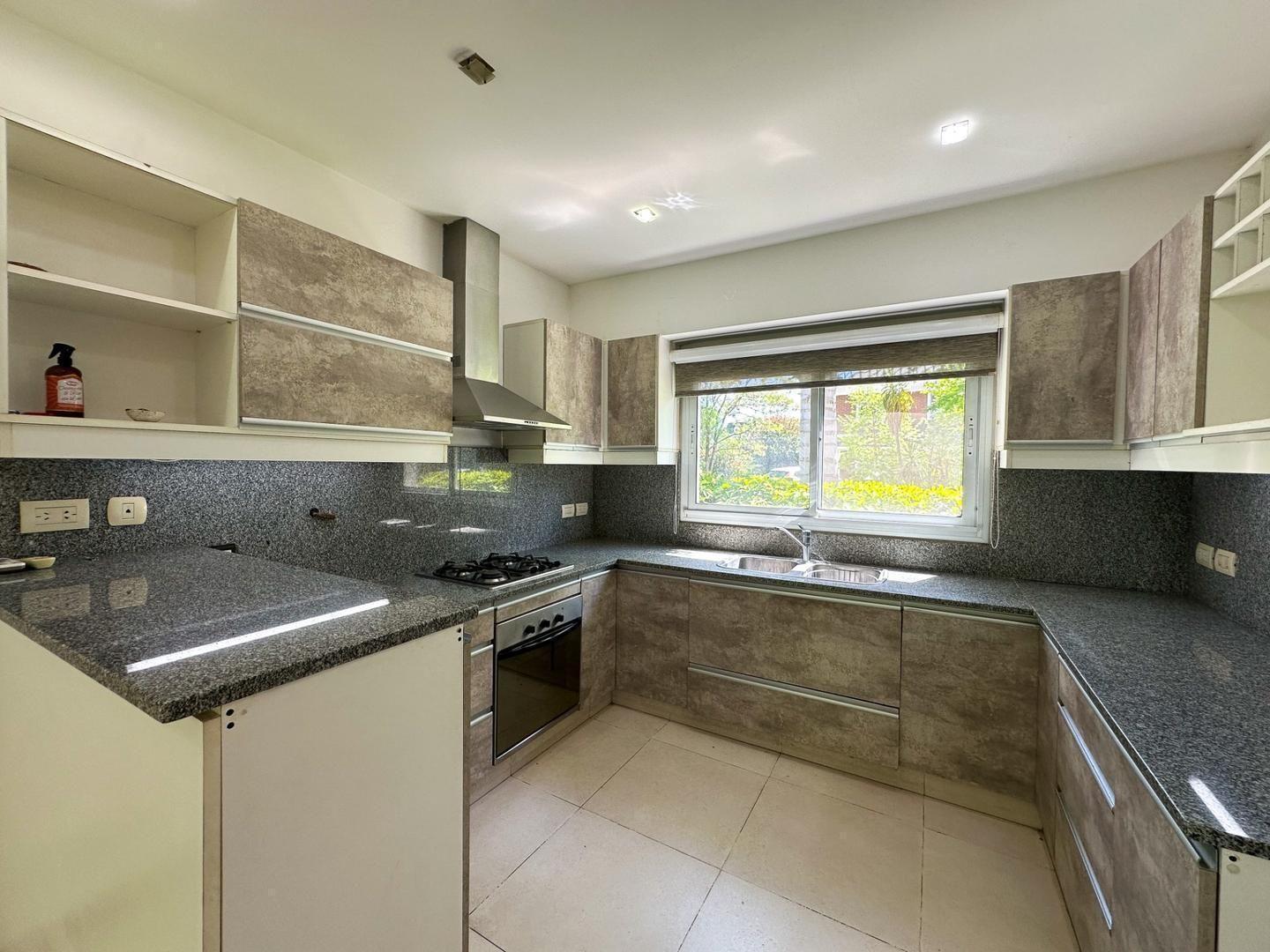 Foto de VENTA CASA DE 4 AMBIENTES BARRIO EL ROCIO, imagen 4