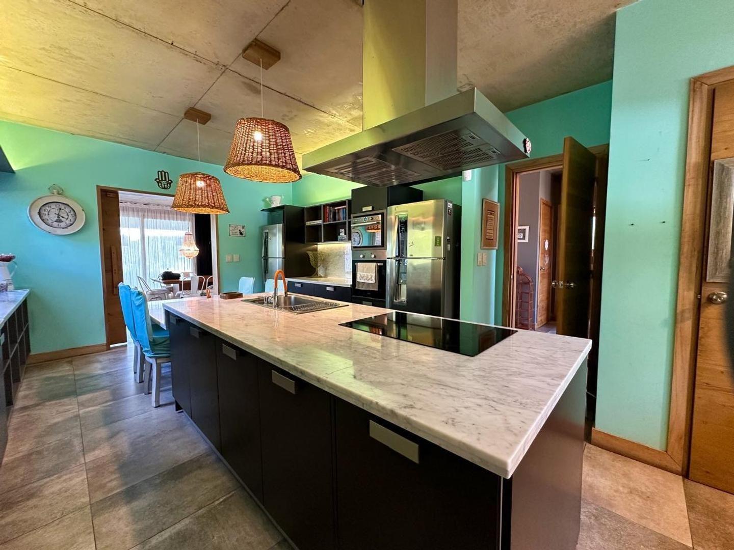 Foto de Casa de moderna, hormigón y madera en st thomas EO., imagen 5