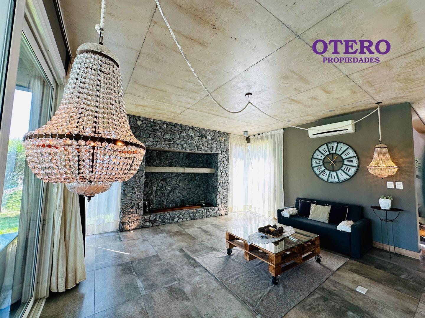 Foto de Casa de moderna, hormigón y madera en st thomas EO., imagen 1