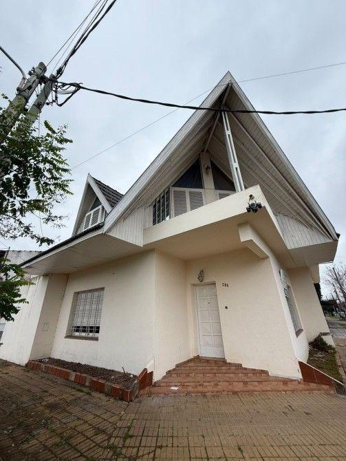 Foto de Amplia casa familiar de 5 dormitorios, excelente ubicación  Apta, imagen 2