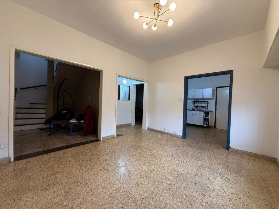 Foto de Amplia casa familiar de 5 dormitorios, excelente ubicación  Apta, imagen 3