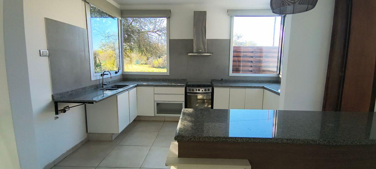 Foto de CASA EN ALQUILER CON PILETA EN VILLA CATALINA - 2 DORM, 2 BAÑOS, COCHERAS Y AMPLIO PARQUE, imagen 5