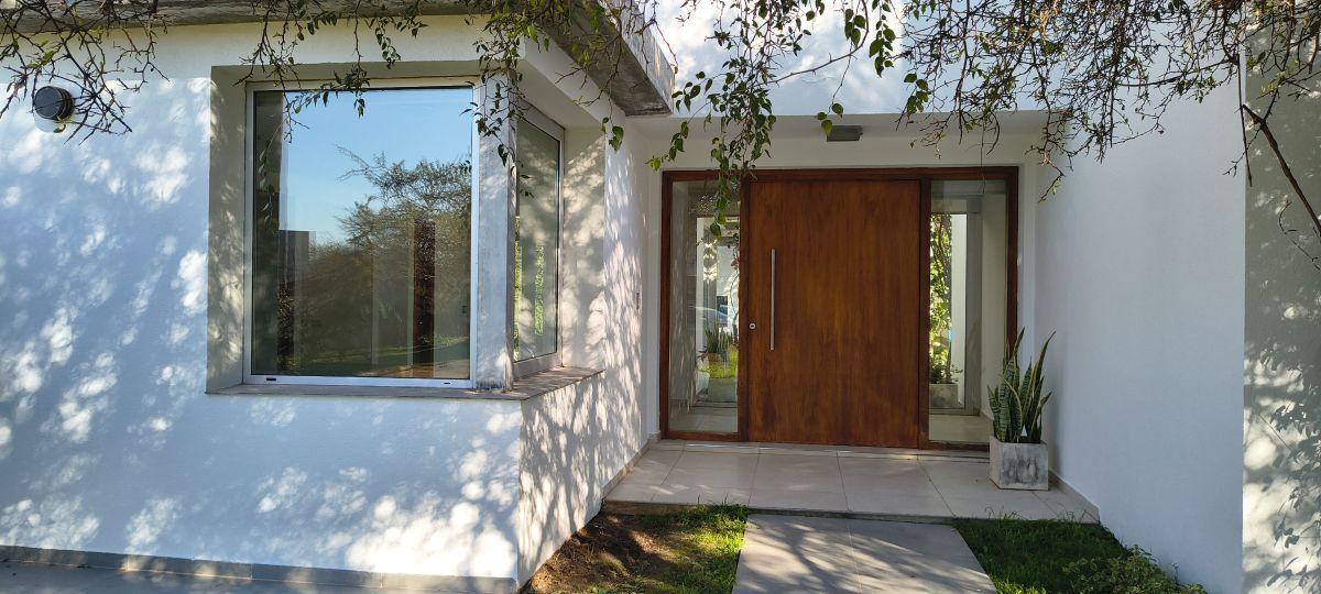 Foto de CASA EN ALQUILER CON PILETA EN VILLA CATALINA - 2 DORM, 2 BAÑOS, COCHERAS Y AMPLIO PARQUE, imagen 4