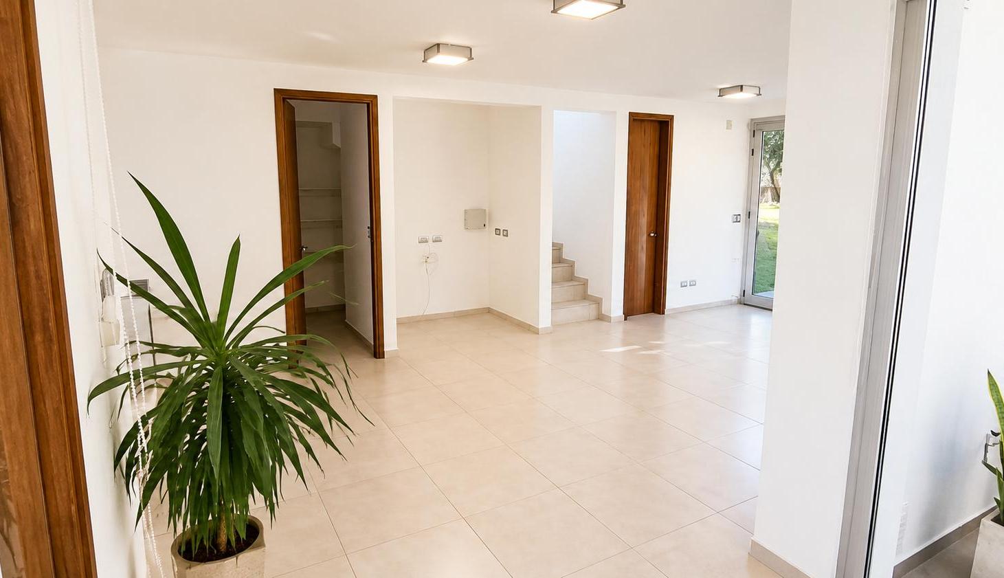 Foto de CASA EN ALQUILER CON PILETA EN VILLA CATALINA - 2 DORM, 2 BAÑOS, COCHERAS Y AMPLIO PARQUE, imagen 2