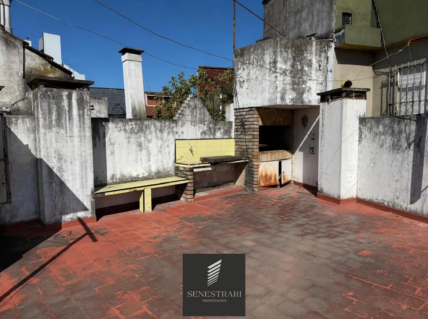 Chalet en planta baja con terraza, parrilla, cochera y sótano en Haedo. 4