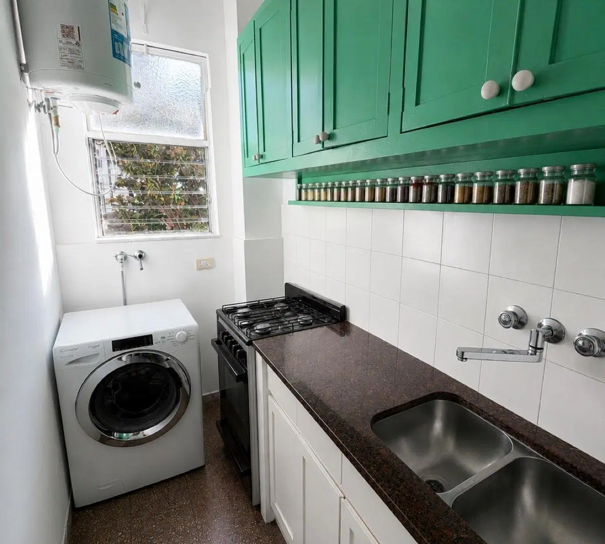 Venta Con Renta | Ideal inversión | Monoambiente súper luminoso con entrepiso frente a Parque Lezama 3
