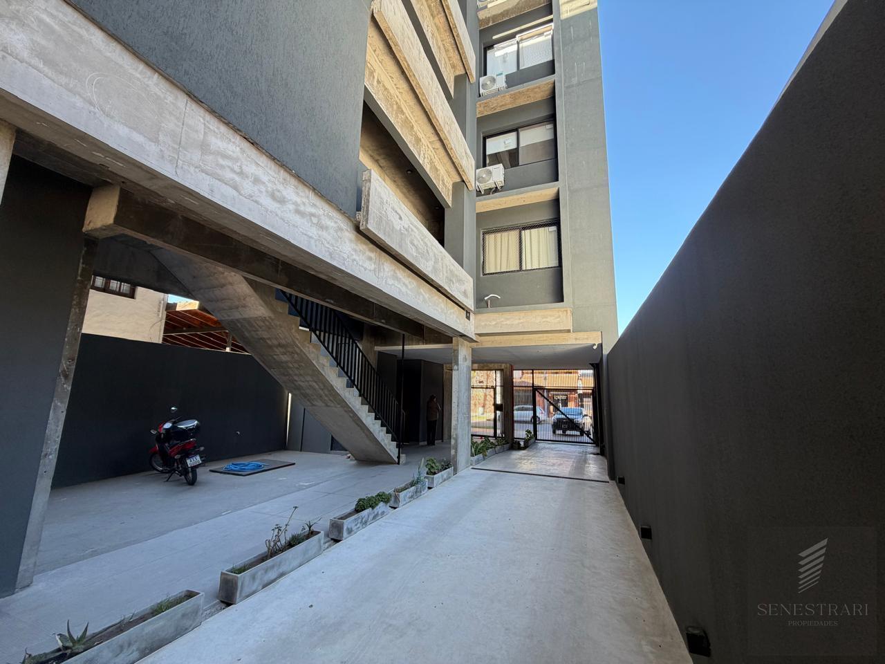 Foto de DEPARTAMENTO 4TO PISO AL FRENTE CON BALCÓN! 2 AMBIENTES, LISTO PARA, imagen 1