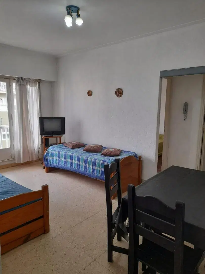 Departamento de 2 ambientes a la calle 5