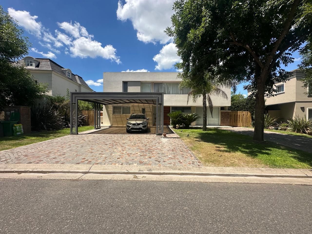 VENTA CASA 4 AMBIENTES LUMINOSA CON PILETA  GALERIA JARDÍN  HARAS SANTA MARIA BARRIO LOS ALAMOS