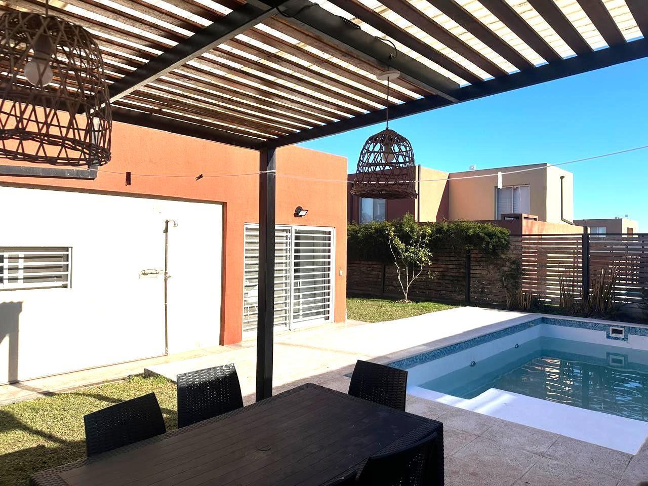 VENTA CASA 05 AMB LUMINOSA, PILETA, COCHERA, PILAR DEL ESTE BARRIO CASAS DEL ESTE