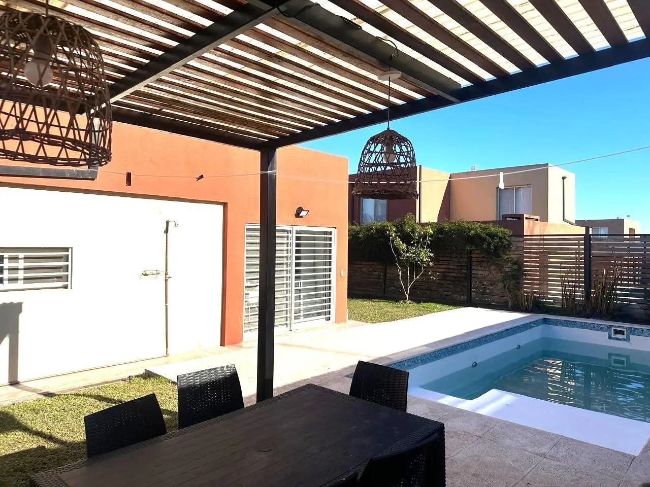 VENTA CASA 05 AMB LUMINOSA, PILETA, COCHERA, PILAR  DEL ESTE BARRIO CASAS DEL ESTE 4