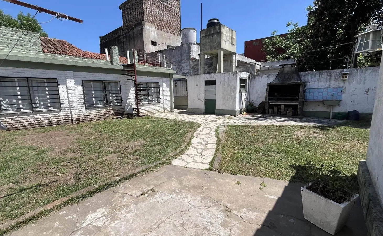 Venta casa en lote propio 3 ambientes con cochera patio y galeria caseros 3