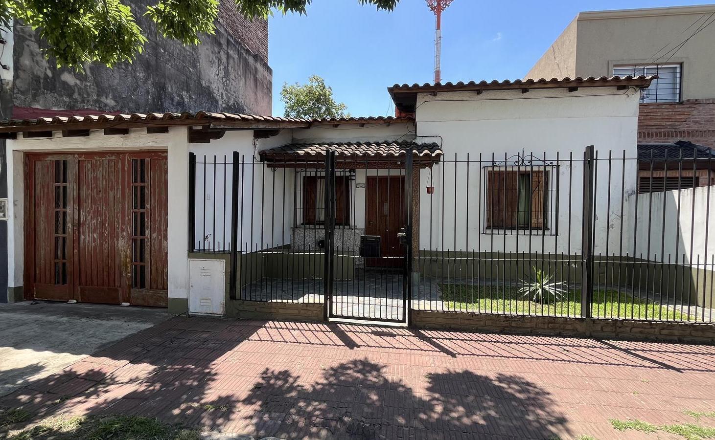 Venta casa en lote propio 3 ambientes con cochera patio y galeria caseros