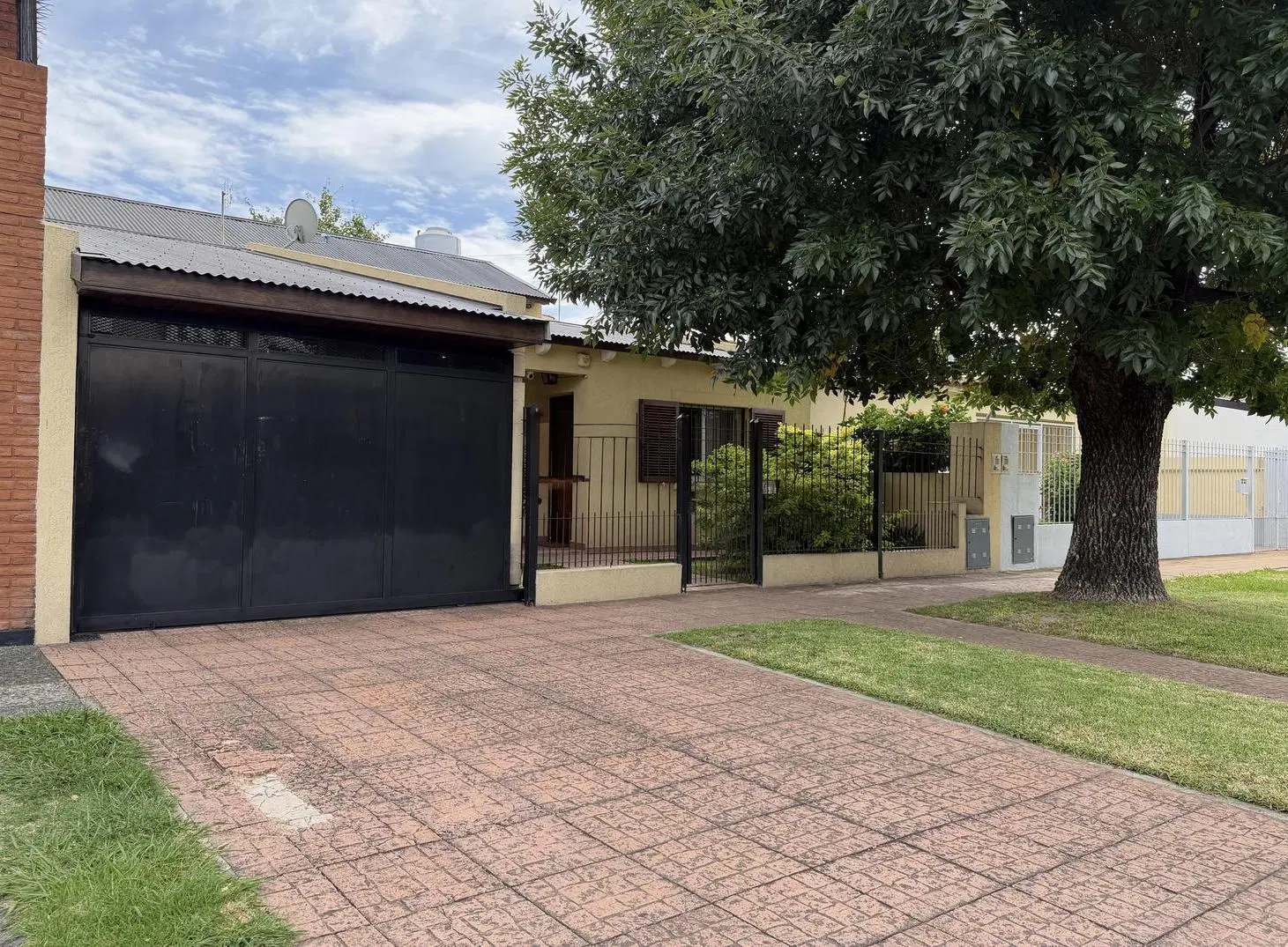 Casa venta 4 ambientes Quilmes, con amplio parque y garage 3