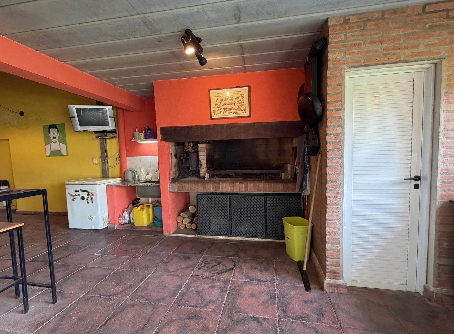Casa venta 4 ambientes Quilmes, con amplio parque y garage