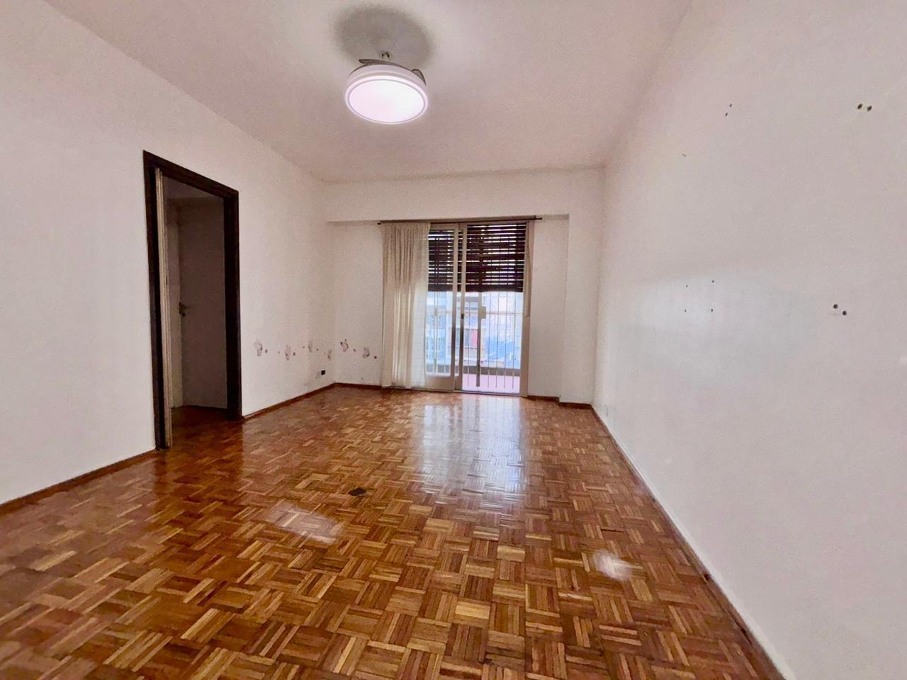 Foto de VENTA DEPTO 2 AMB Y MEDIO EN RECOLETA CON BALCON, imagen 2