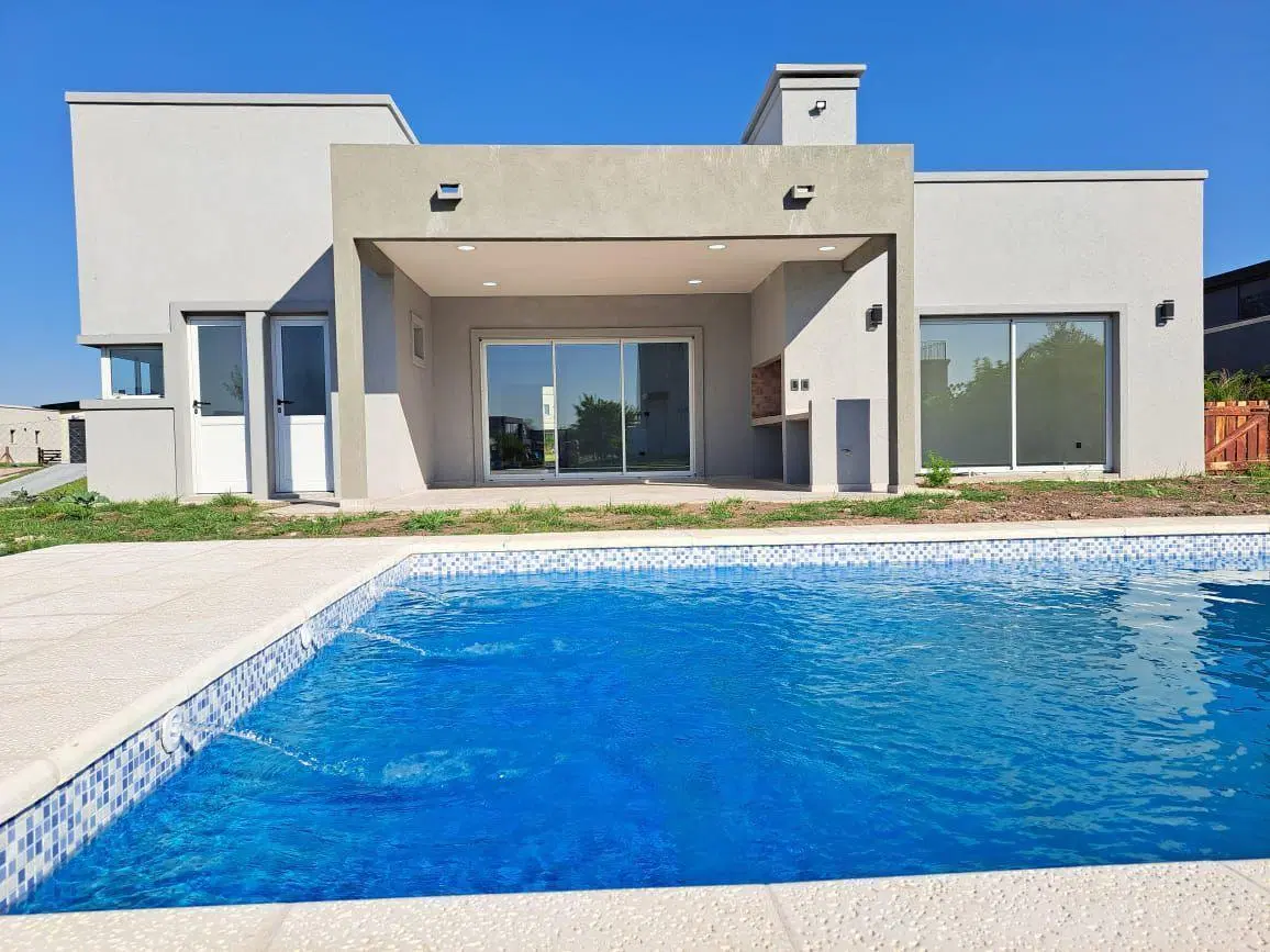 Venta Casa 4 ambientes A ESTRENAR con piscina y cocheras. Barrio San Lucas. San Vicente 3