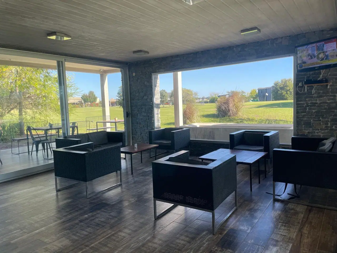 Venta Casa 5 ambientes con pileta y cochera Medal Country Pilar 4