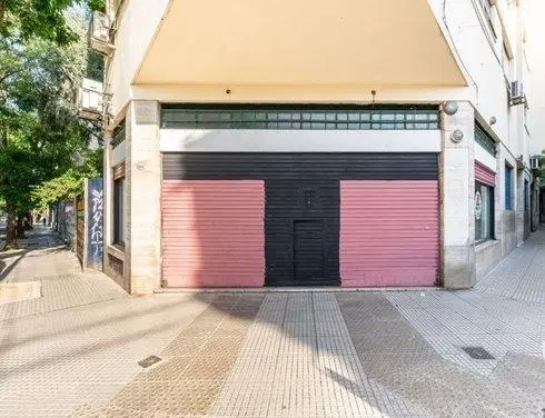 Venta local en esquina con 2 vidrieras Monserrat 3
