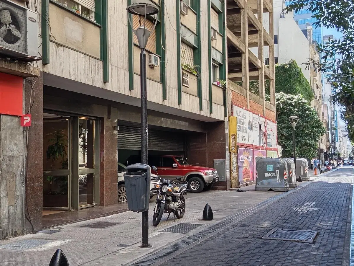 Venta Cochera Techada en Microcentro 4