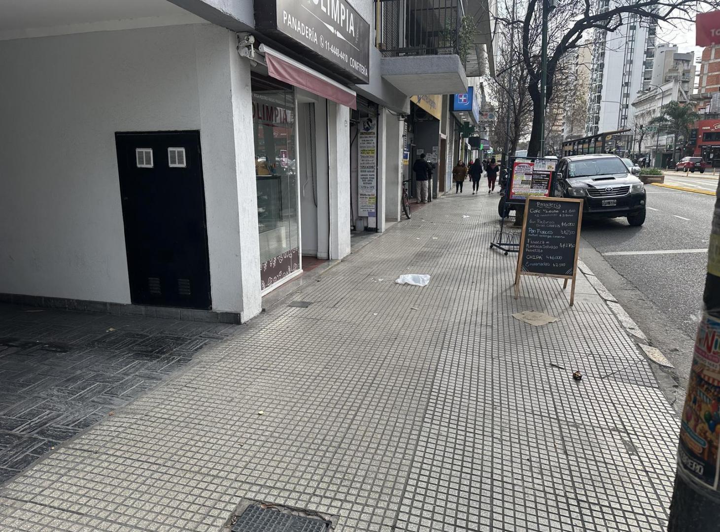Foto de VENTA DEPARTAMENTO 3 AMBIENTES A RECICLAR CON 2 PATIOS TERRAZA EN VILLA, imagen 2