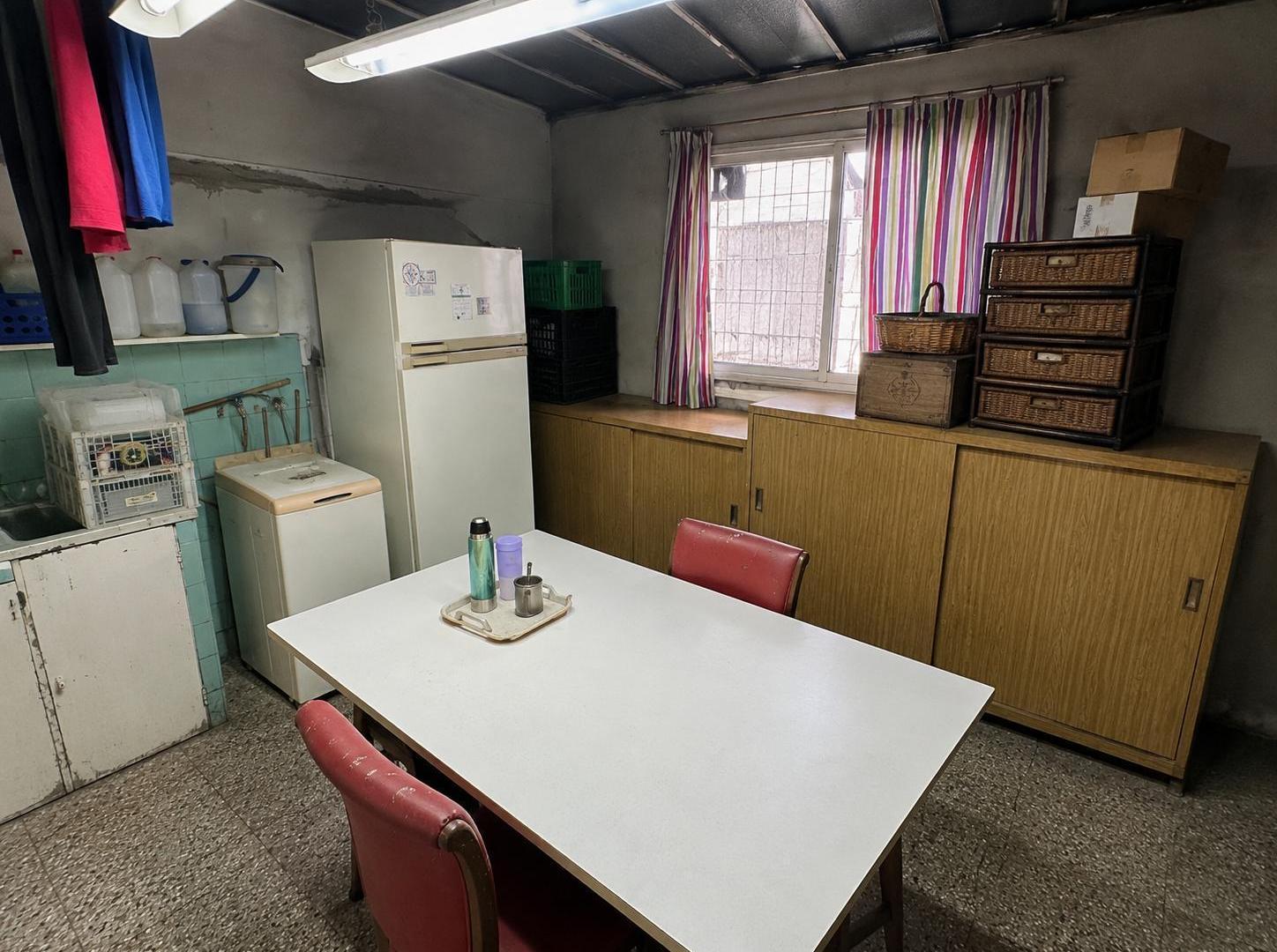 Foto de VENTA DEPARTAMENTO 3 AMBIENTES A RECICLAR CON 2 PATIOS TERRAZA EN VILLA, imagen 3