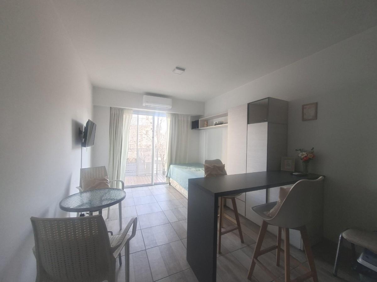 Foto de Monoambiente amoblado y equipado con balcón aterrazado y amenities, imagen 4