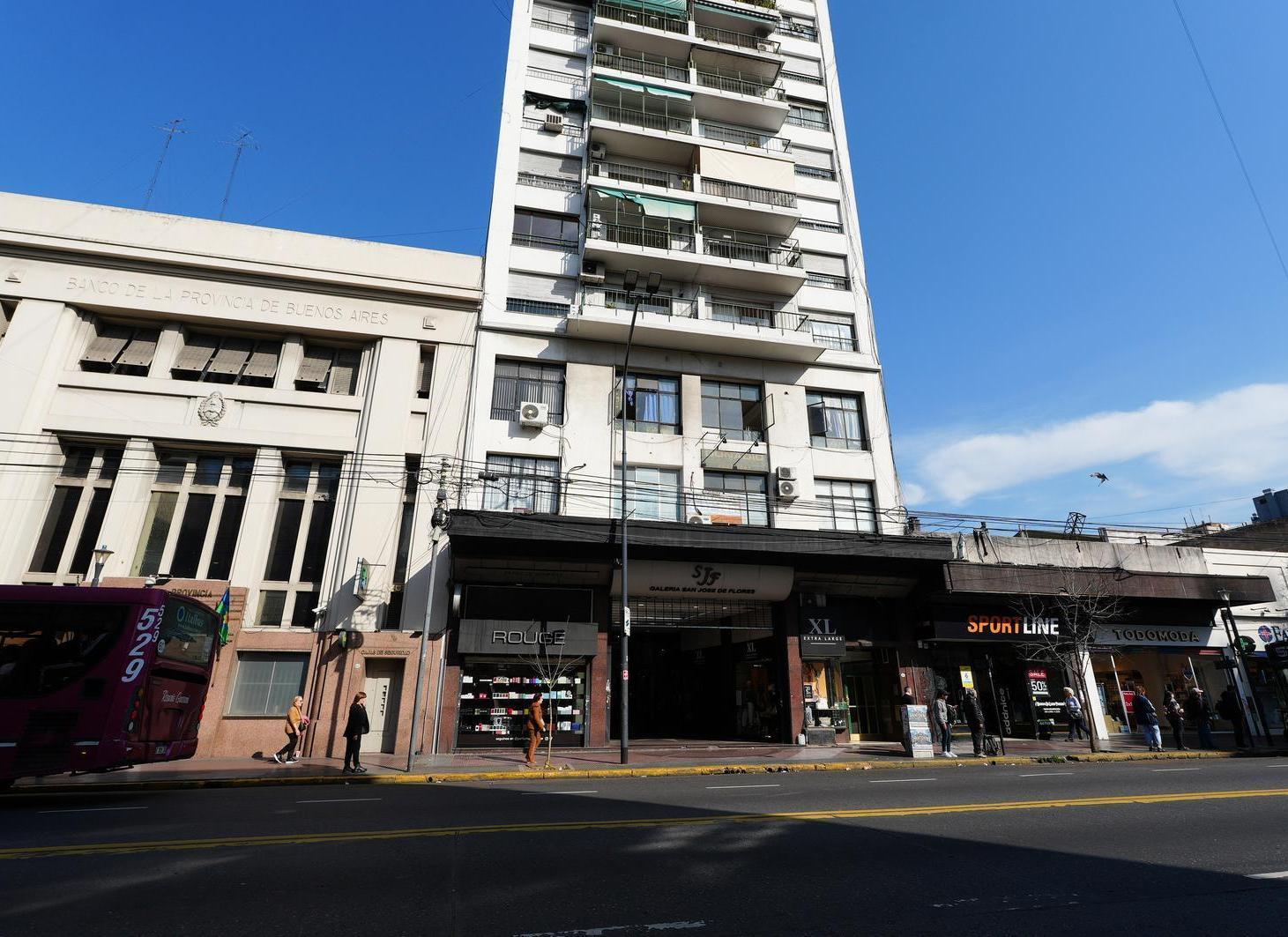 Foto de Dos locales en venta en la mejor galeria de Flores. Oportunidad, imagen 3
