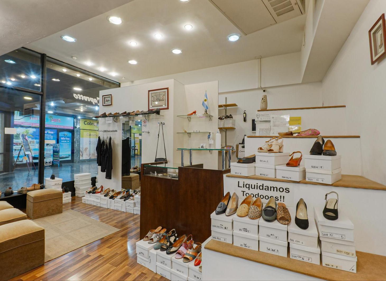 Foto de Dos locales en venta en la mejor galeria de Flores. Oportunidad, imagen 2