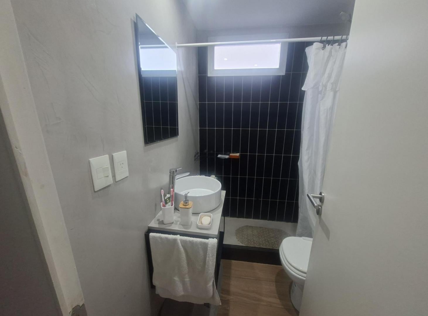 Foto de Monoambiente amoblado y equipado con balcón aterrazado y amenities, imagen 2