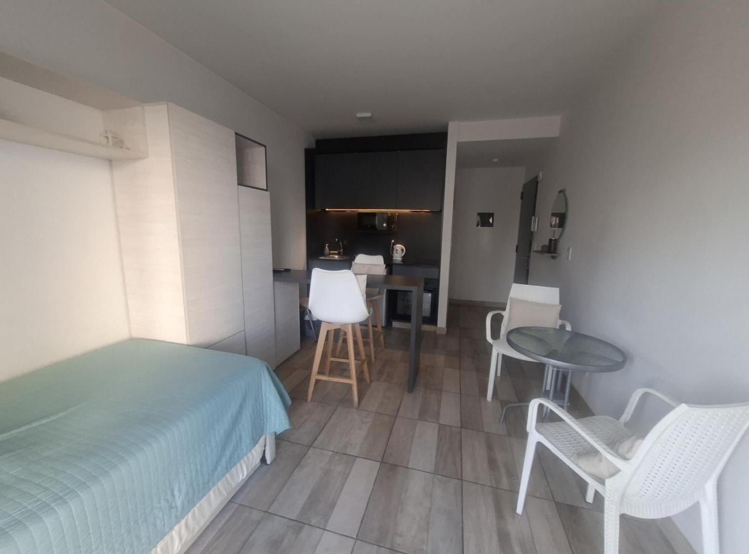 Foto de Monoambiente amoblado y equipado con balcón aterrazado y amenities, imagen 1