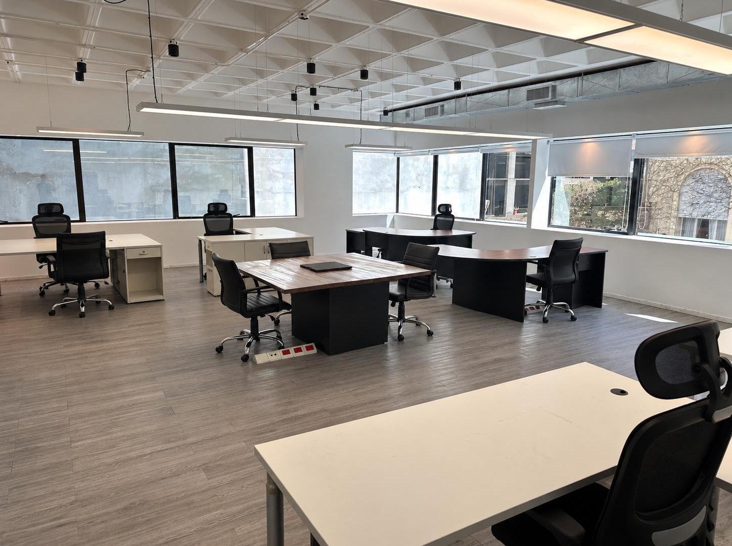 Foto de ALQUILER DE OFICINA CORPORATIVA EN PISO 2 DE 352 M² AMOBLADA CON 2, imagen 2
