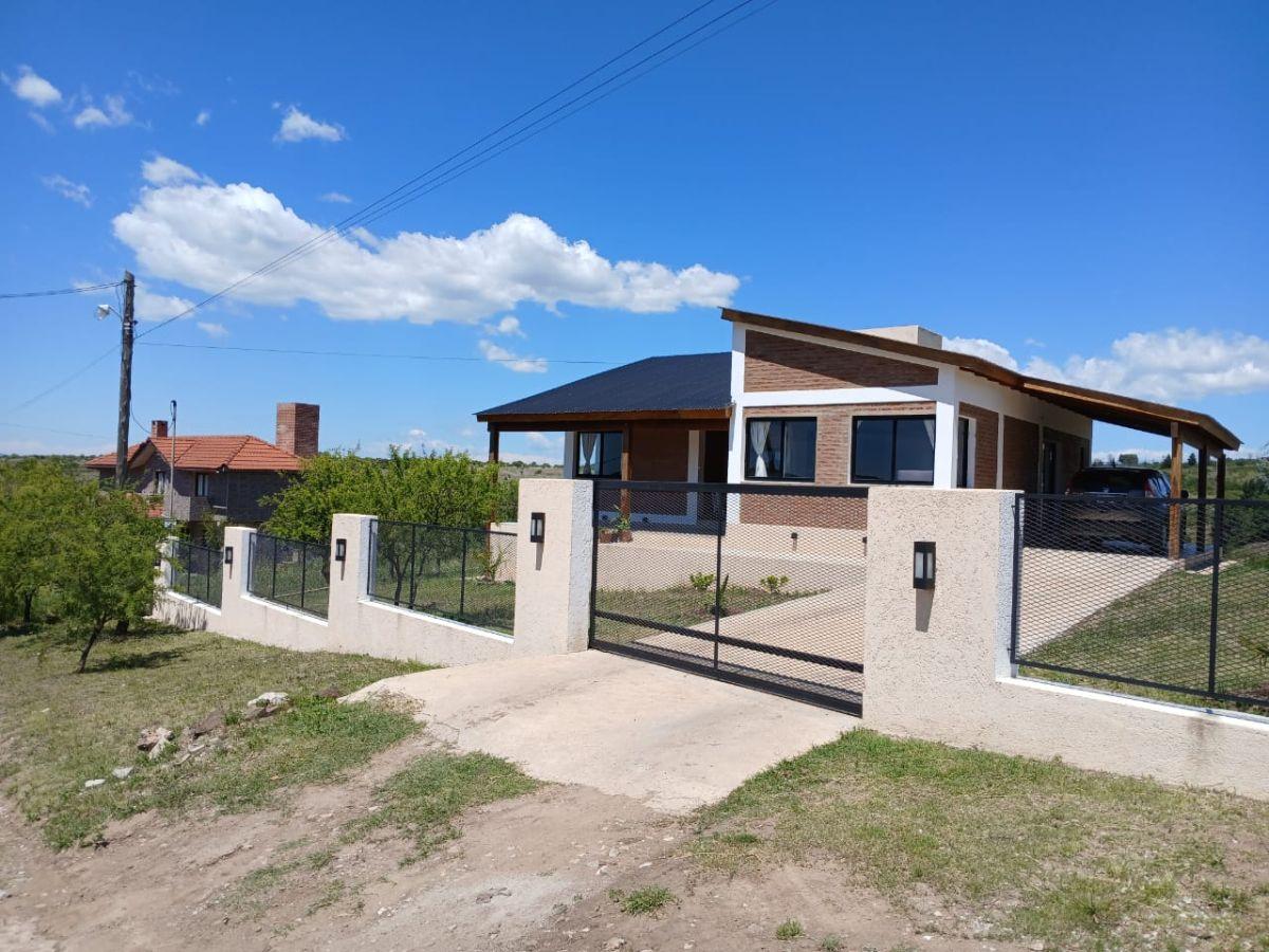 Casa a estrenar con vistas a las sierras y lago