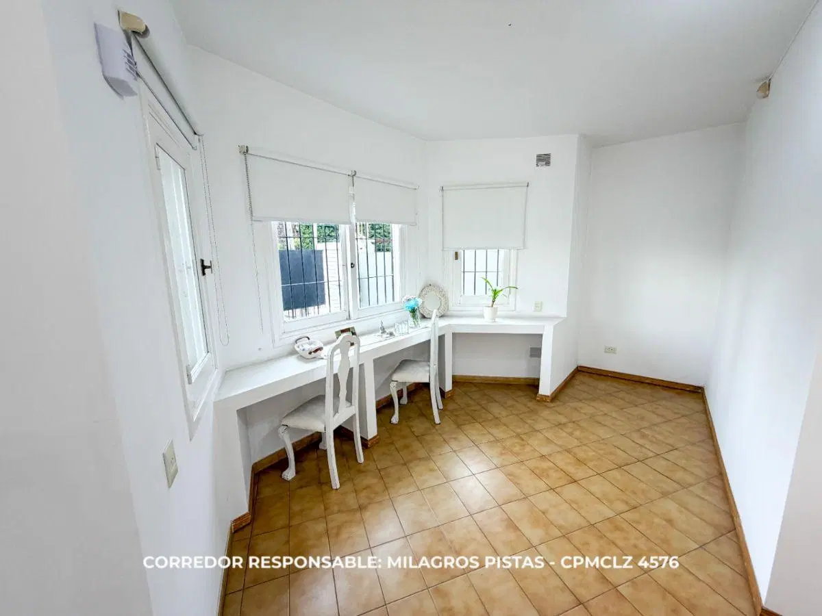 Casa 4 ambientes 220 m² en venta con cochera en Berazategui 3