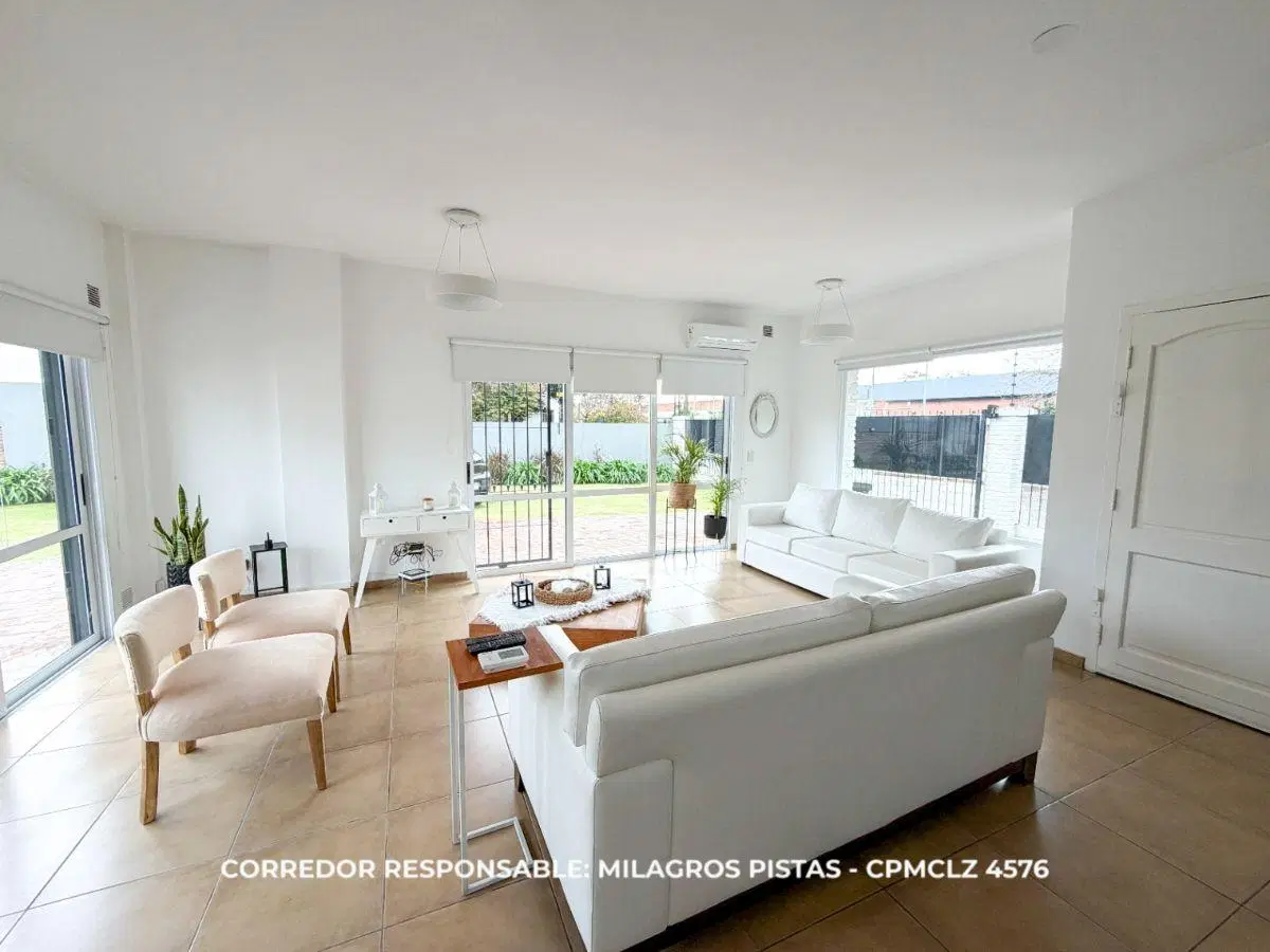 Casa 4 ambientes 220 m² en venta con cochera en Berazategui 2