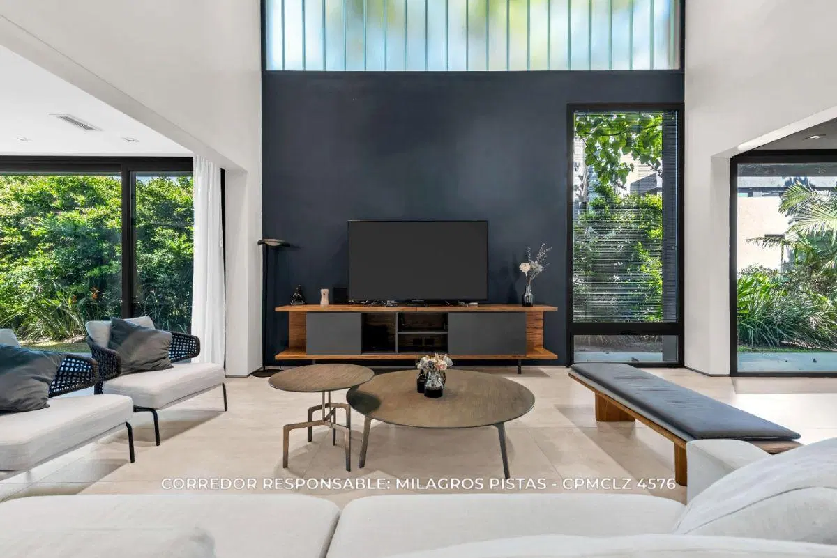 Casa 6 ambientes 286 m² en venta con cochera en Adrogué 2