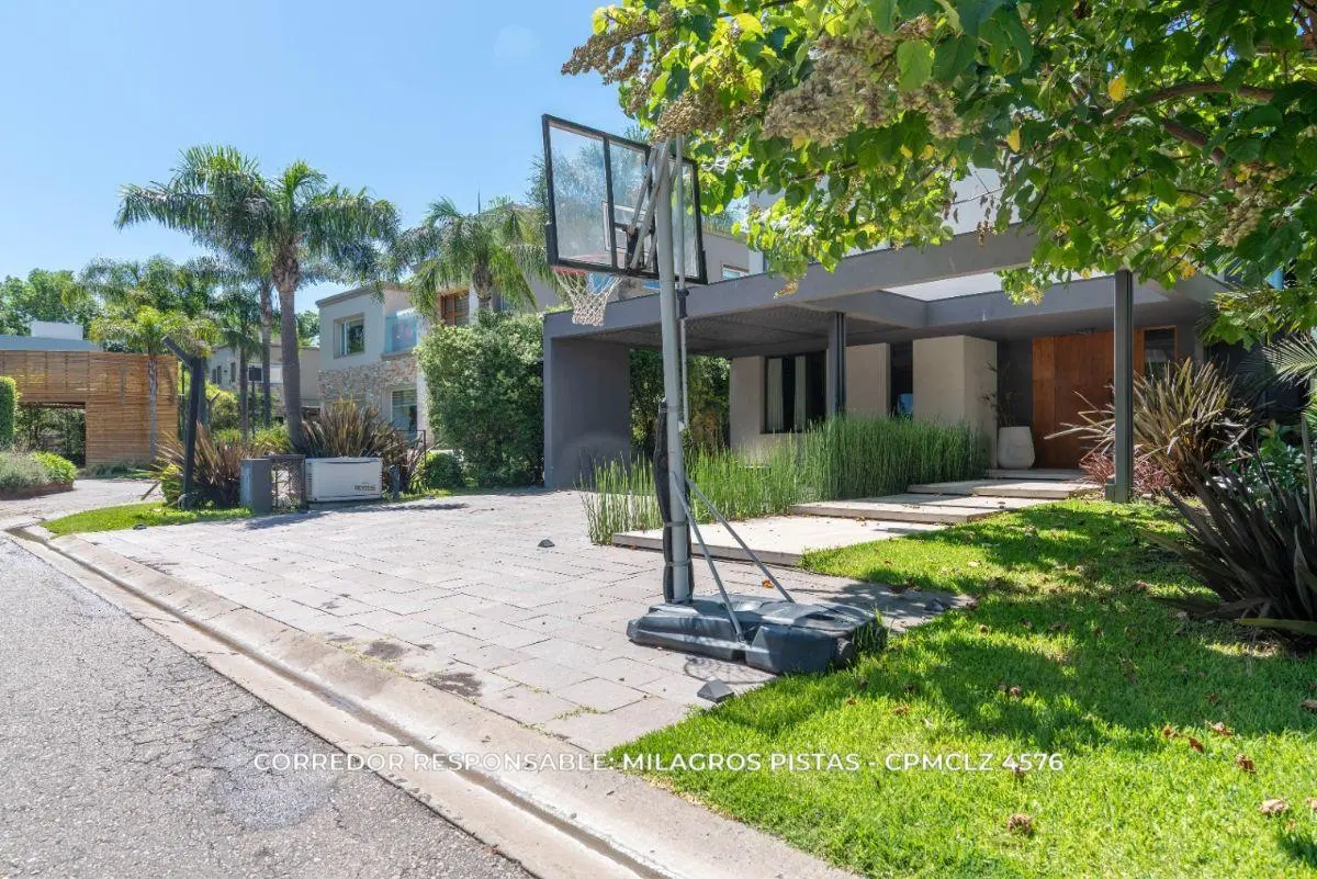 Casa 6 ambientes 286 m² en venta con cochera en Adrogué 3