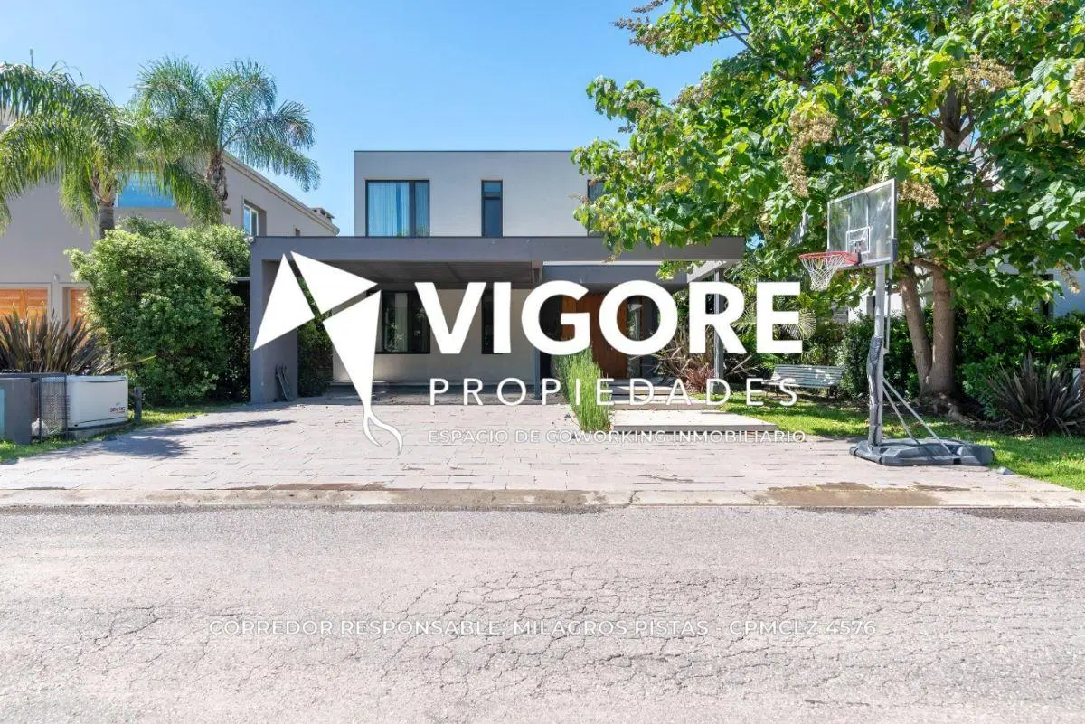 Casa 6 ambientes 286 m² en venta con cochera en Adrogué 8