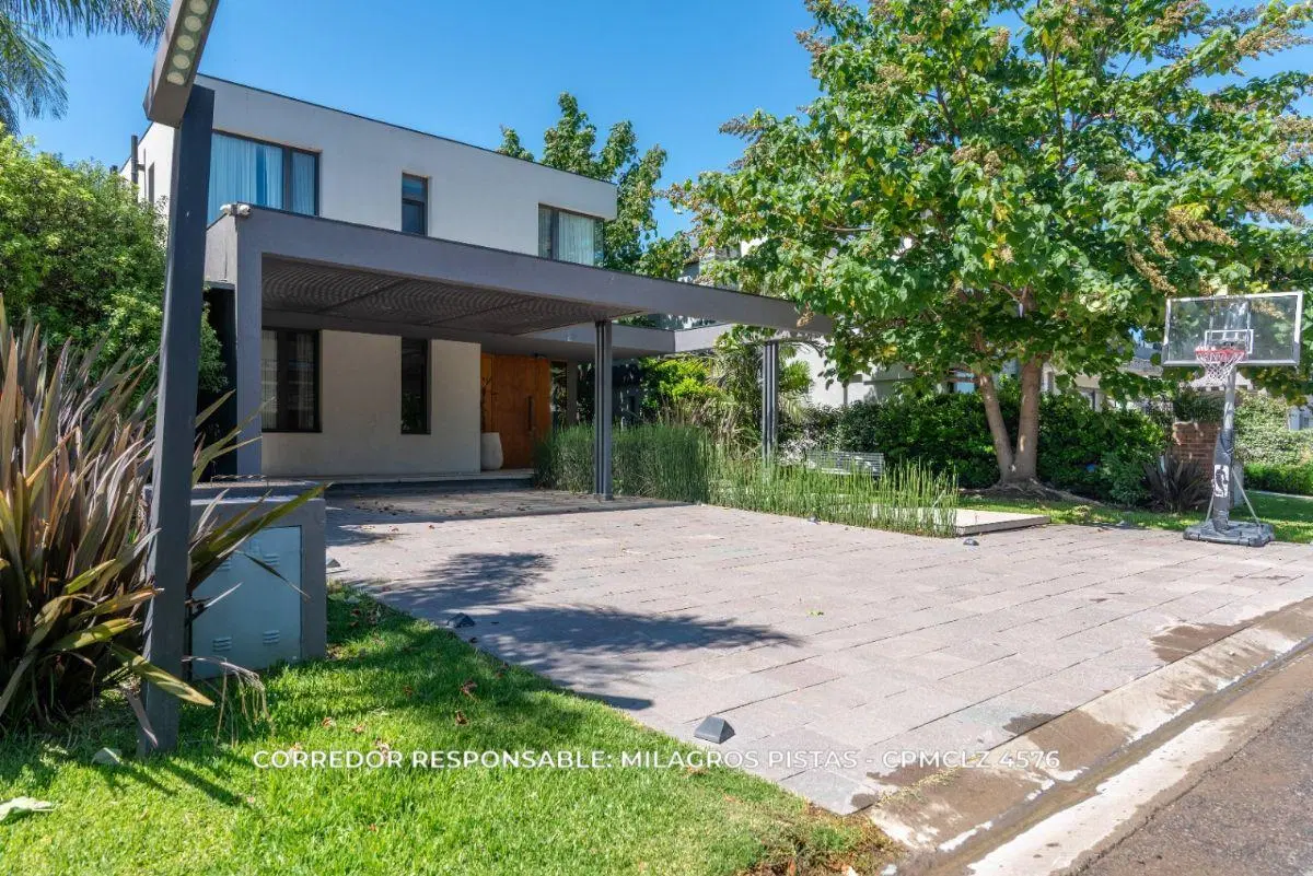 Casa 6 ambientes 286 m² en venta con cochera en Adrogué 5