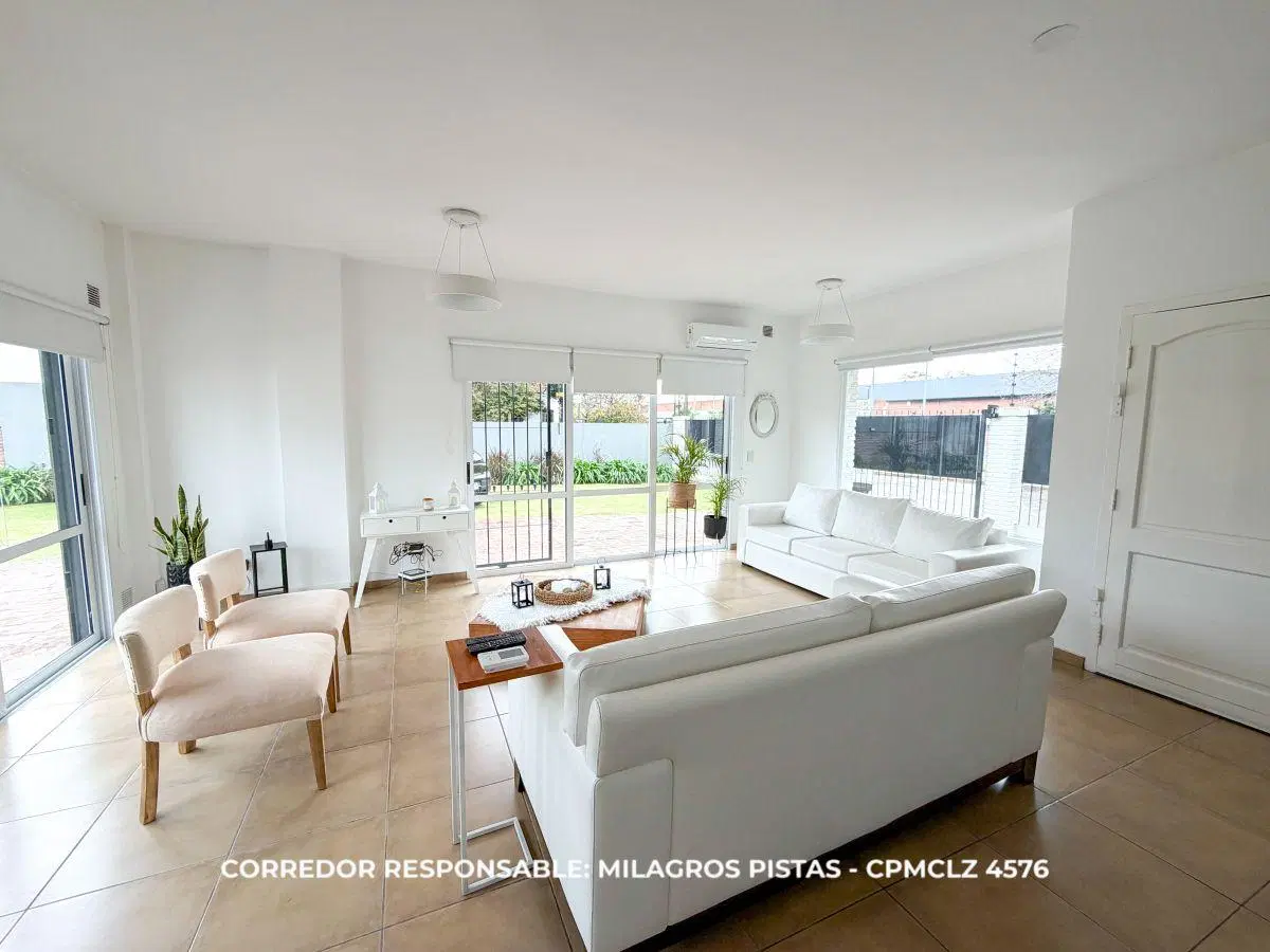 Impecable casa de dos plantas, súper luminosa con piscina, amplio parque y quincho. 2